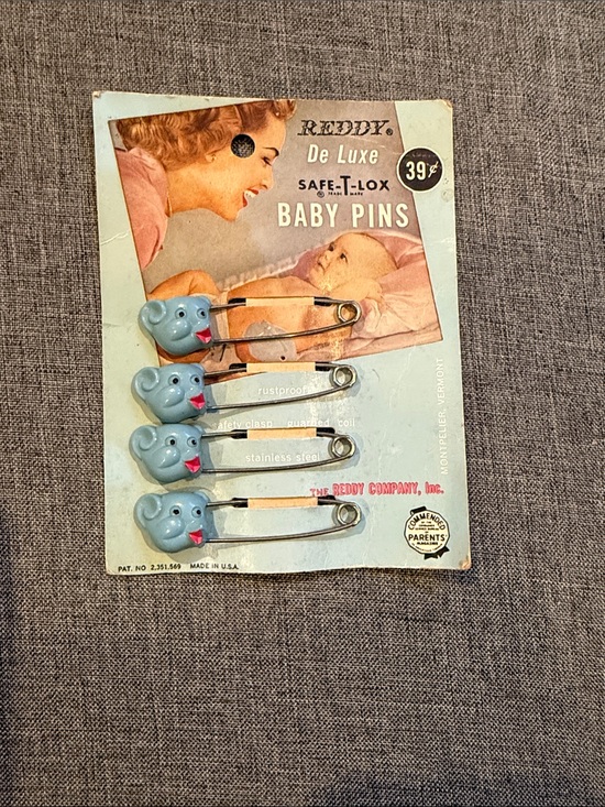 Reddy De Luxe Other - Reddy De Luxe Vintage Blue Elephant Baby Pins - intact Pack of 4